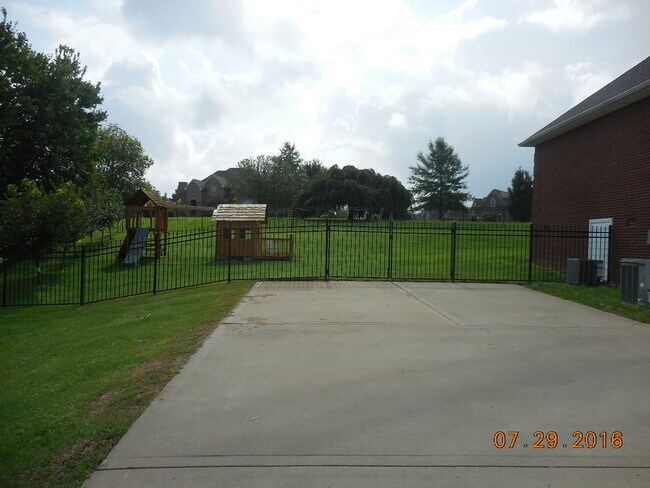 Building Photo - Lage 3 Bedroom  2 1/2 Bath Pet Friendly Home For Rent