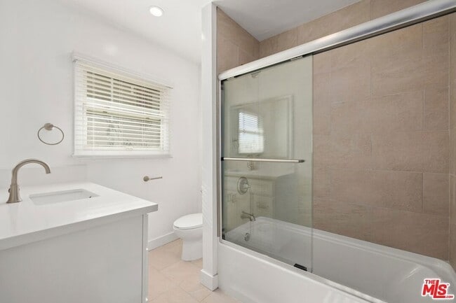 Building Photo - 219 3rd Ave