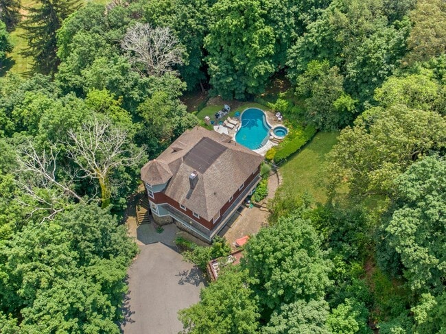 Building Photo - 65 Rockledge Dr