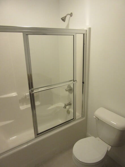 walk-in shower - 408 W Maple St