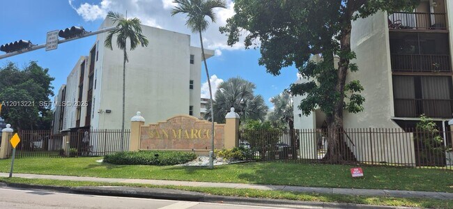 Building Photo - 8870 Fontainebleau Blvd