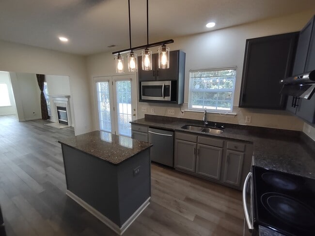 Building Photo - Beautiful 2-story home located in the Reed...