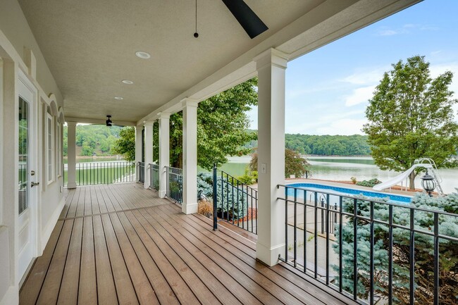 Building Photo - Experience lakefront living at its finest in the heart of East TN