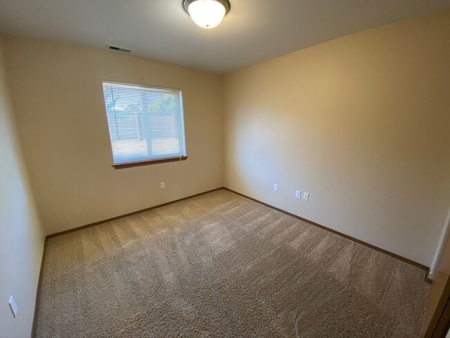 Building Photo - BONUS RENT SPECIAL! 3 Bedroom, 2 Bath Home for September Rent!