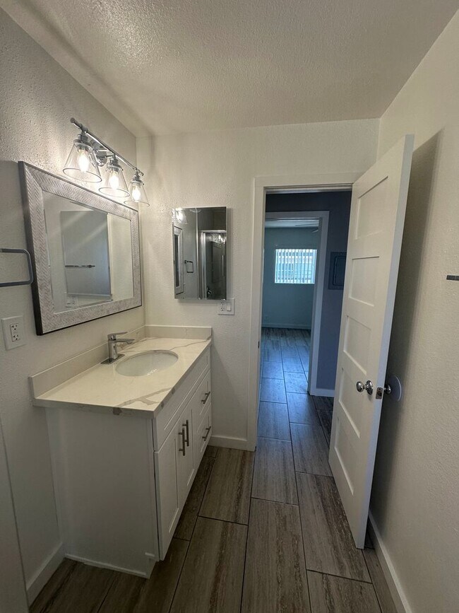 Building Photo - Newly Remodeled 1 Bedroom