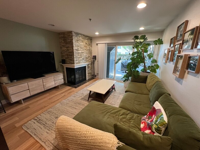 Living Room - 625 E Del Mar Blvd