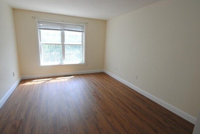 Building Photo - 1 Maple Ridge Dr