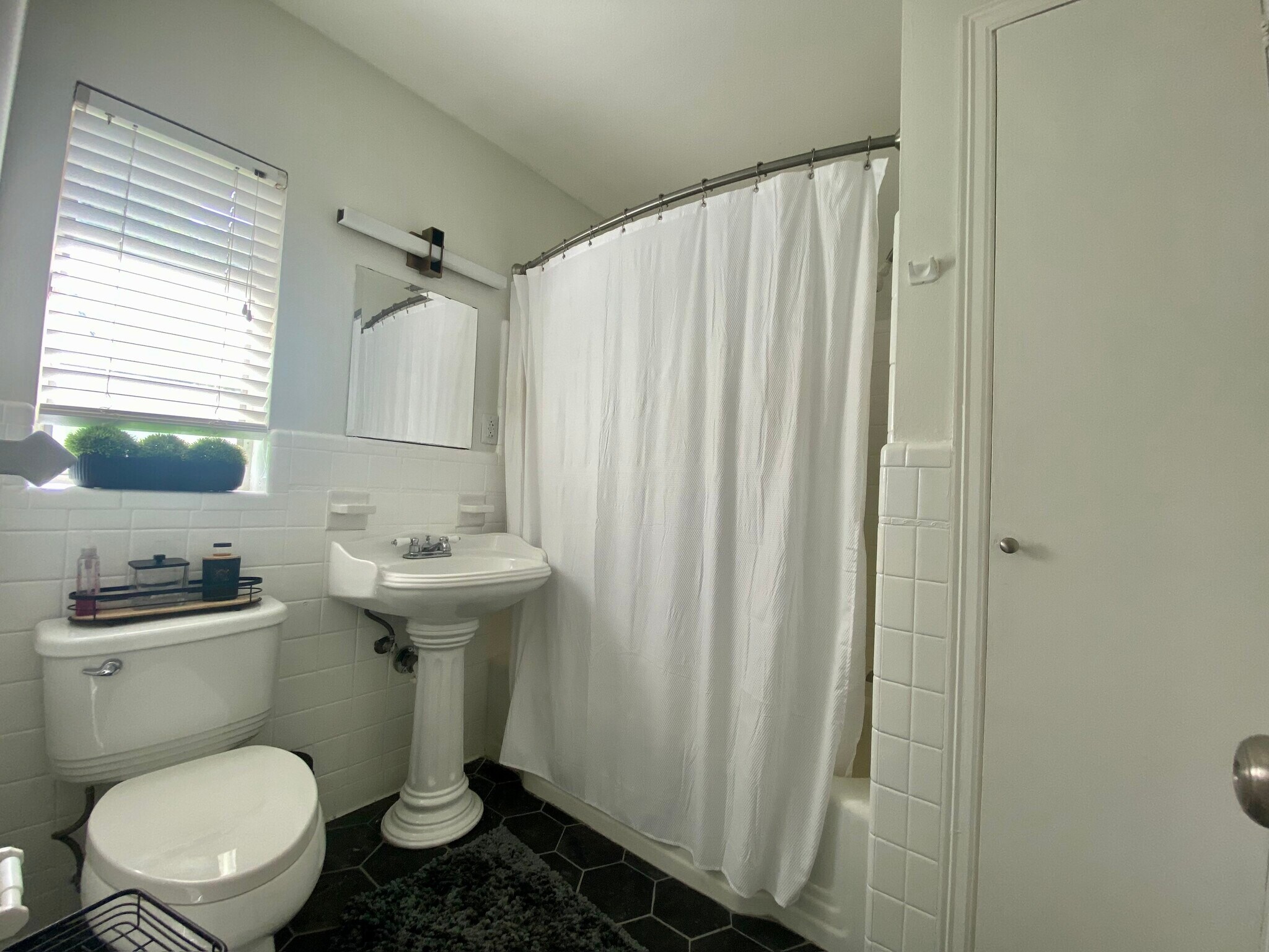 Building Photo - 306 14th Ave NE