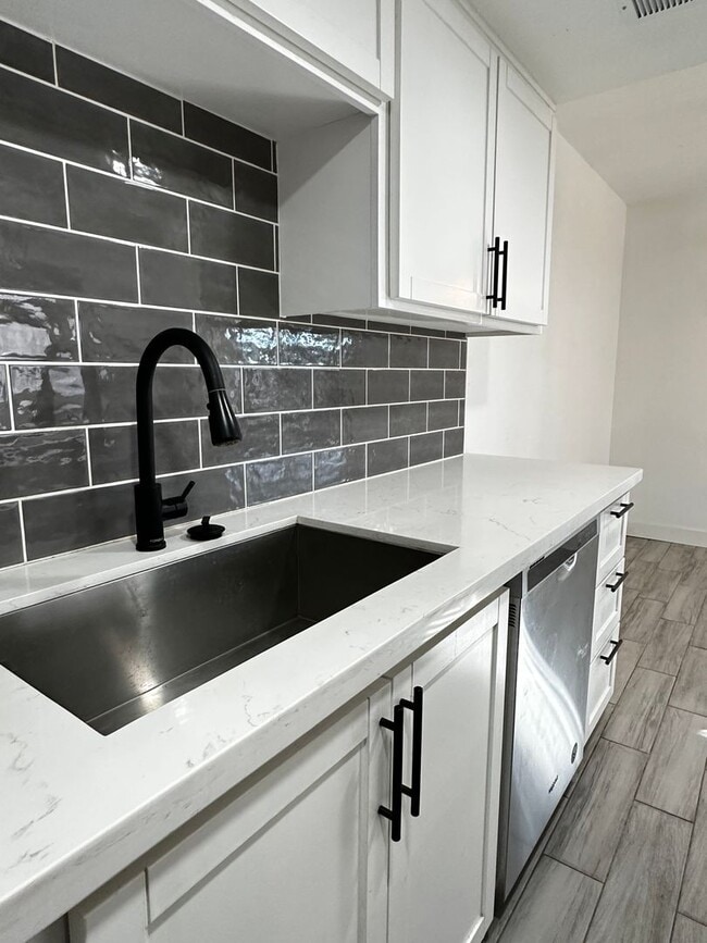 Building Photo - Beautifully Upgraded 3 Bedroom 1 Bathroom ...