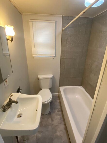 Building Photo - 130 Congress St