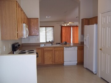 Building Photo - Available Early Dec! 4 BR 2 Bath Home! Cor...