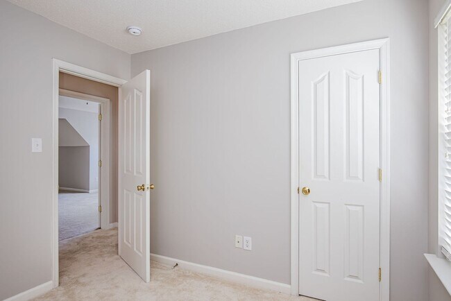 Building Photo - Beautiful Chesterfield Home Is Ready For Y...