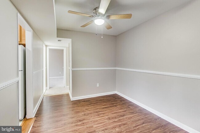 Building Photo - 7611 Maple Ave