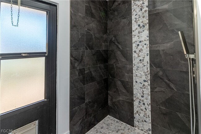 Building Photo - 720 Chavers St