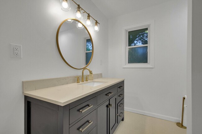 Building Photo - Beautifully Renovated West Ashley Home