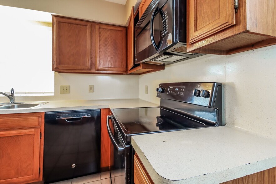 Building Photo - 16530 Quail Park Dr