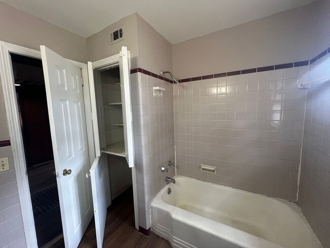 Building Photo - 3 bedroom 1 bathroom single level home
