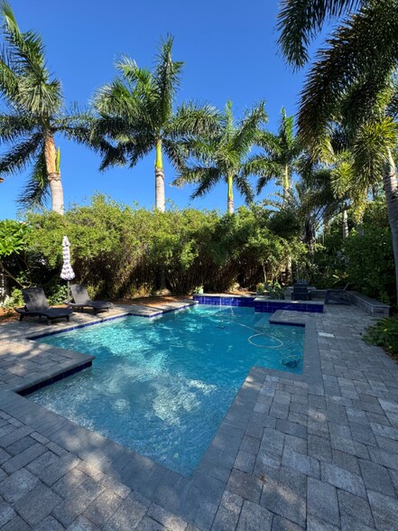Building Photo - 380 Carrousel Ct
