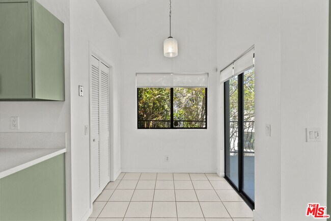 Building Photo - 3665 Alta Mesa Dr