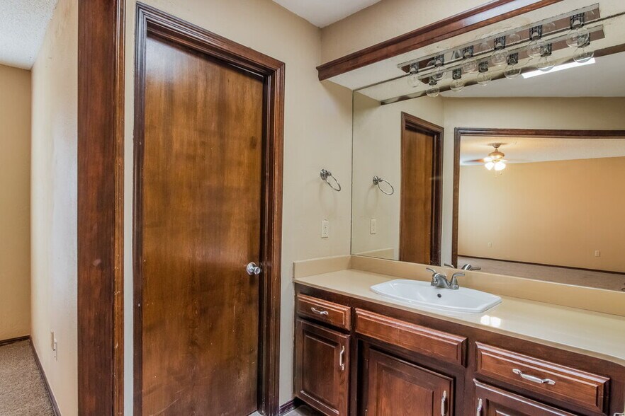 Building Photo - 2917 Greenfield Dr