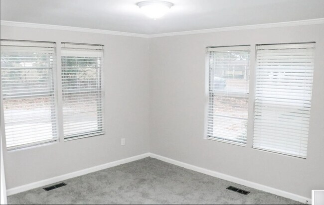 Building Photo - 136 Skyline Dr