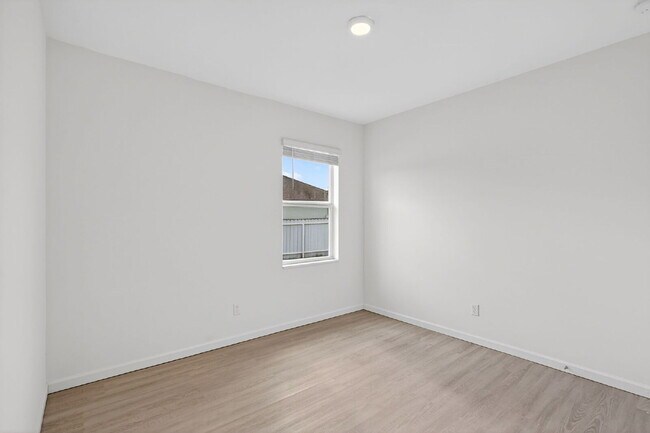 Building Photo - Renovated 4 Beds 2 Baths Single Family on Over a QTR Acre lot | Huge Yard