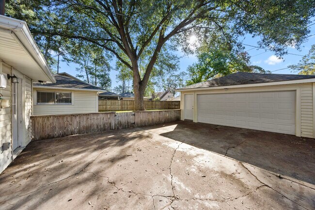 Building Photo - 11223 Oak Spring Dr