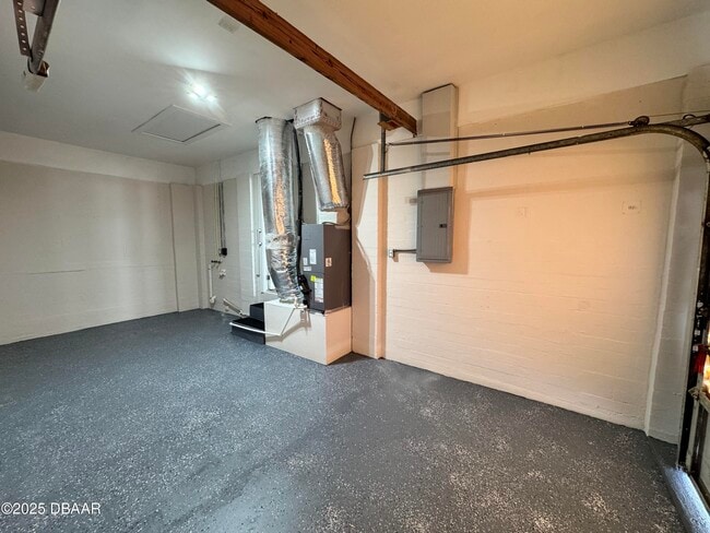 Building Photo - 127 Moore Ave