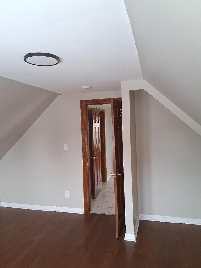 Building Photo - 1337 E 84th St