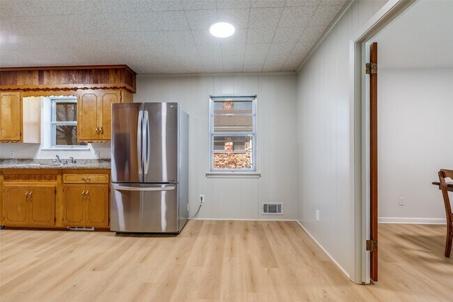 Building Photo - 401 Daisy Dr