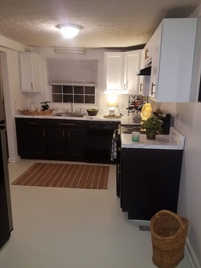 Building Photo - 2827 Brunswick Dr