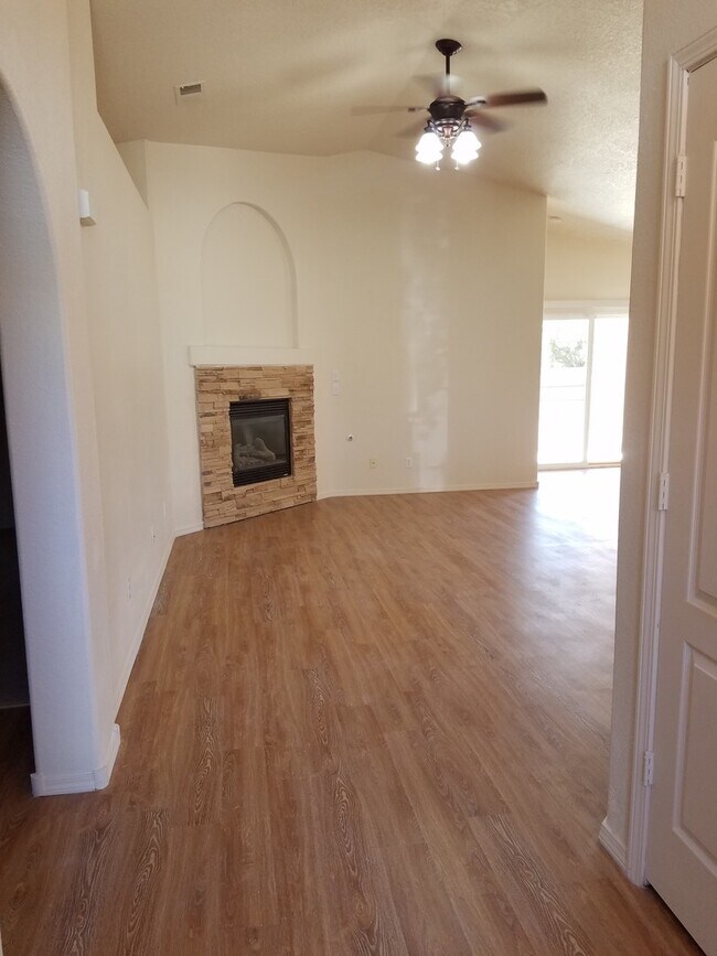 Building Photo - 3 bed, 2 bath, 1400 sq ft home in Huning Ranch Coming Soon!