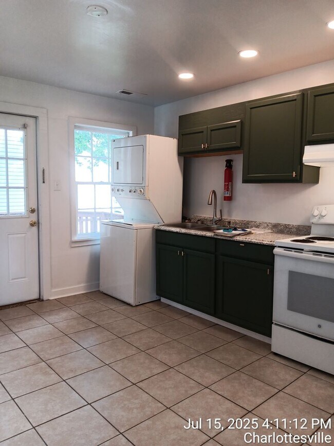 Building Photo - Cute Cottage in Belmont!