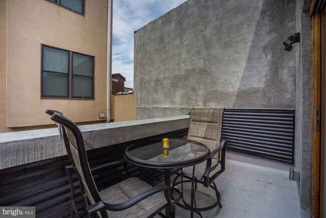 Building Photo - 430 Poplar St