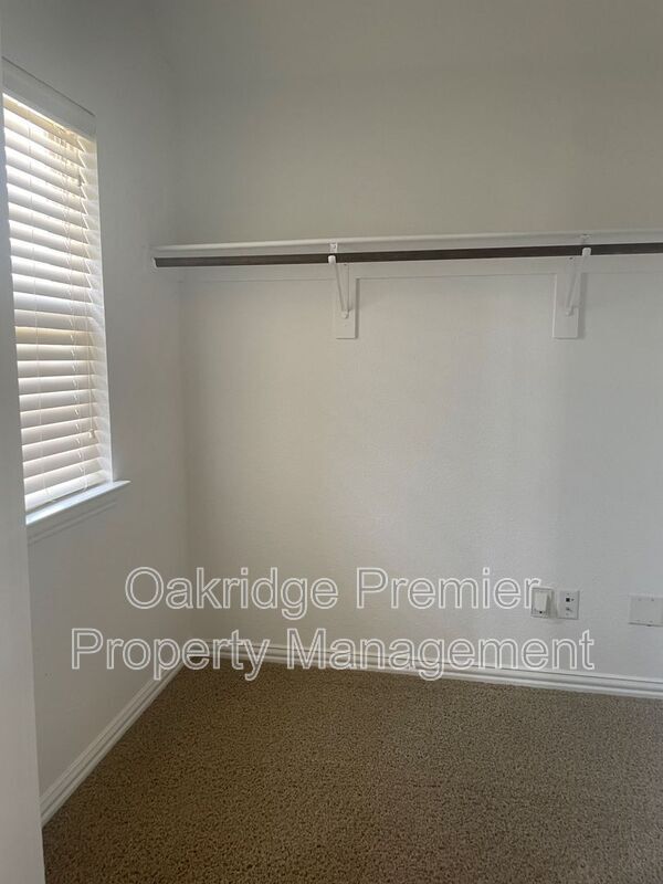 Building Photo - 811 Blue Quail Dr