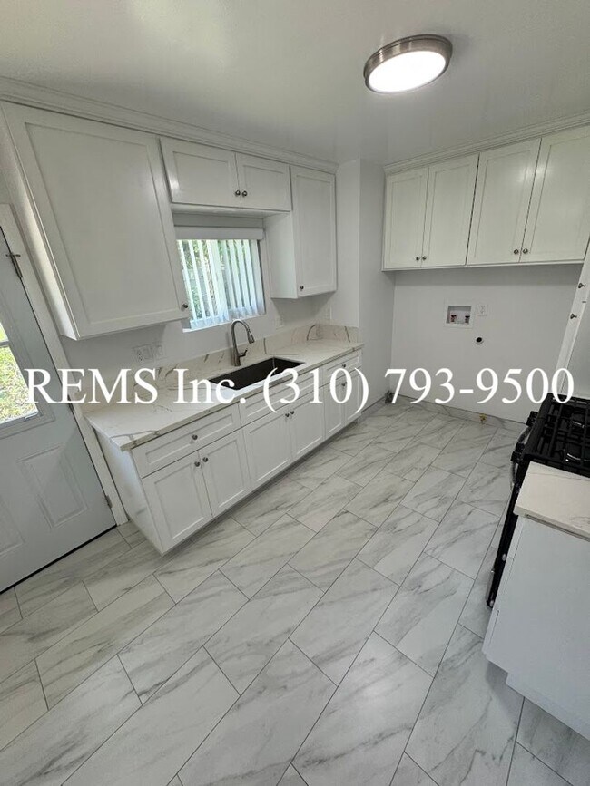 Building Photo - Remodeled Duplex Unit with Laundry Hook-Up...