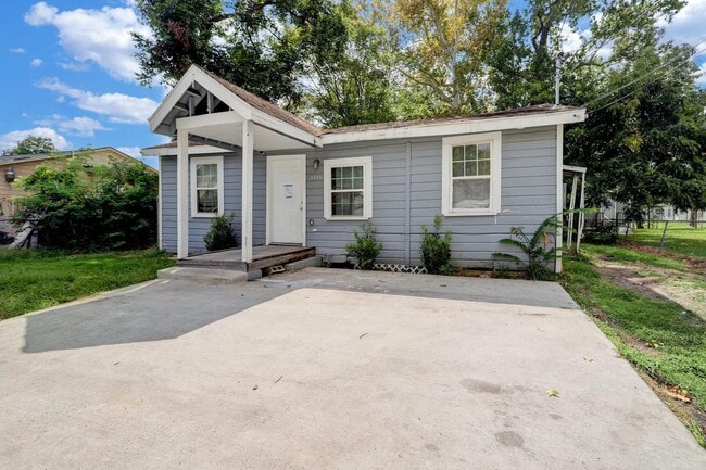 Building Photo - 7438 Bywood St