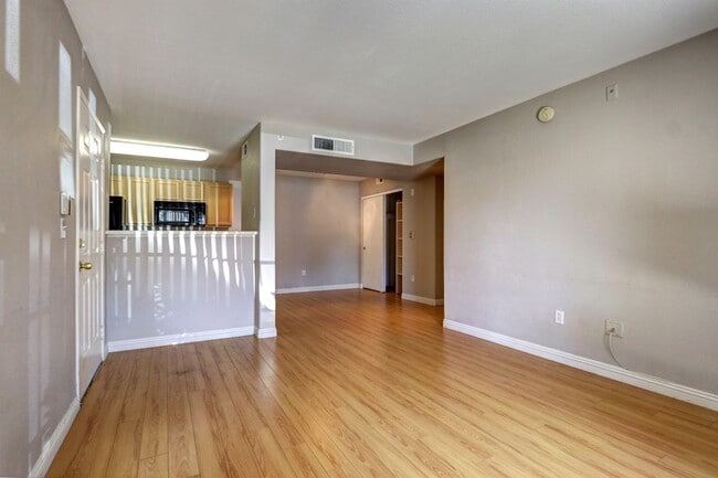 Building Photo - 950 Seven Hills Dr