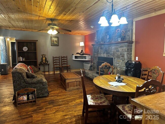 Building Photo - 717 Deep Gap Rd