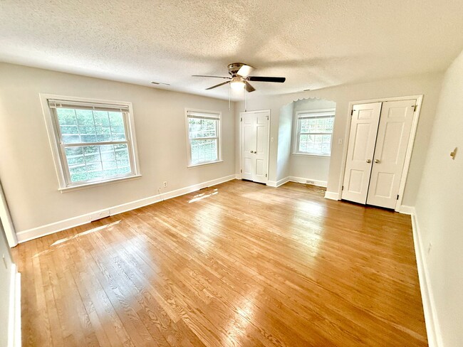 Building Photo - Beautiful 3 Bed 2 Bath Home Located Right ...