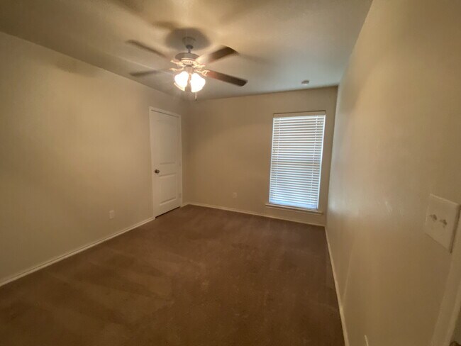 Building Photo - 4 bedroom, 2 bath in Quincy Park!