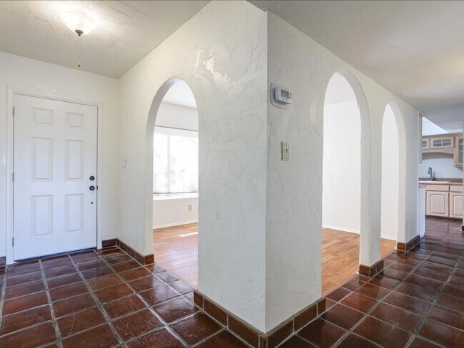 Building Photo - Enjoy stunning Catalina Mountain views fro...
