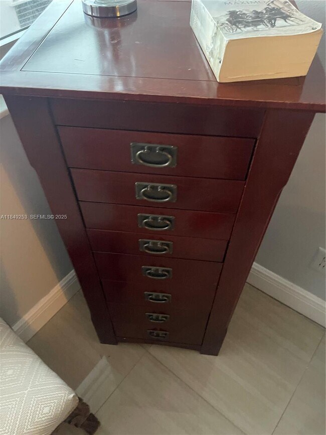 Building Photo - 100 Lincoln Rd