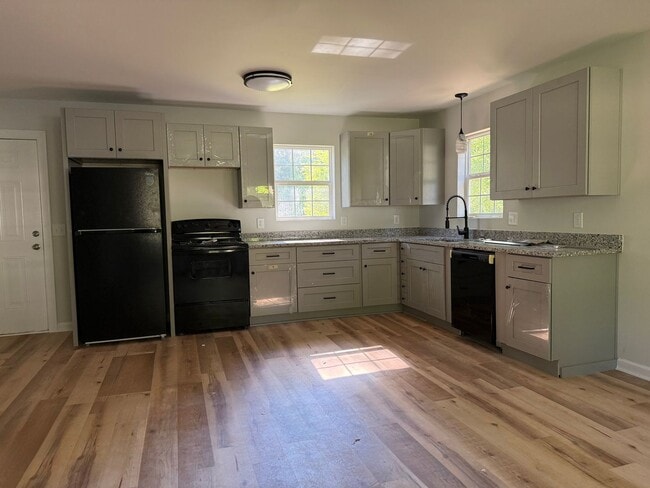 Building Photo - 3 Bedroom/1 Bath home for rent in Norwood
