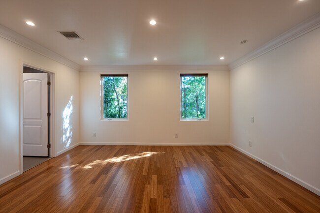 Building Photo - 10930 Oro Vista Ave