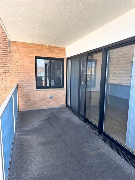 Building Photo - 300 Lynn Shore Dr