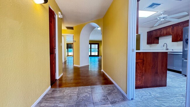 Building Photo - NW (Oracle and Orange Grove) 2 bedroom, 2 bath townhouse, 2 car garage, solar panels, no carpet!