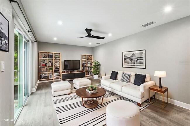 Building Photo - 6005 Lakeside Dr