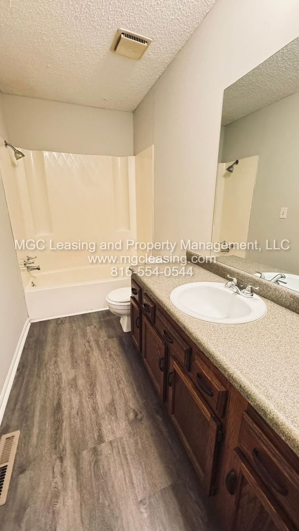 Building Photo - Lee's Summit Townhome w/ Unfinished Baseme...