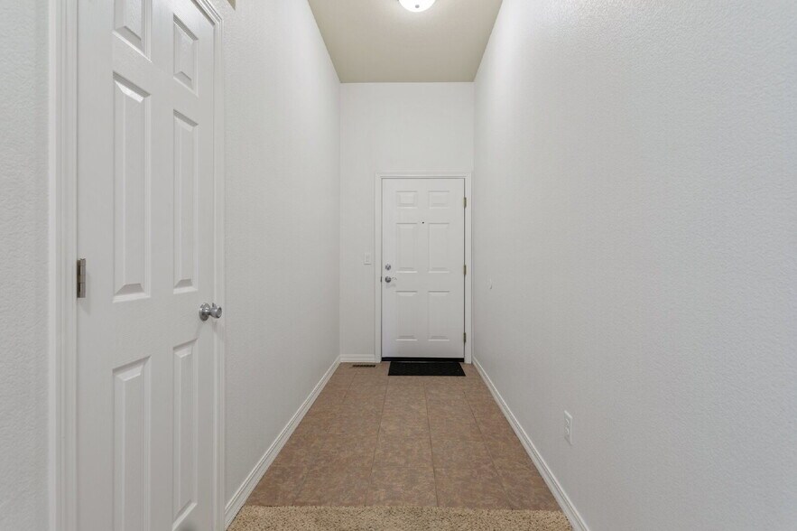Building Photo - Westside 2-Bed Condo with Mountain Views a...